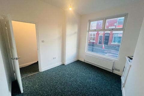 2 bedroom end of terrace house to rent, Carnforth Street, Manchester