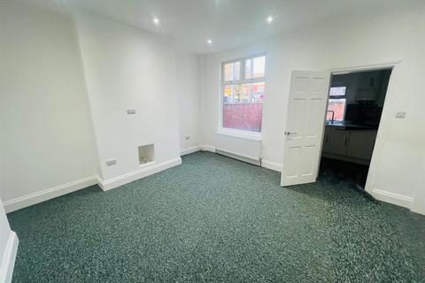 2 bedroom end of terrace house to rent, Carnforth Street, Manchester