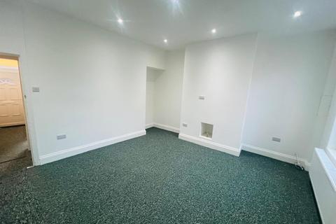 2 bedroom end of terrace house to rent, Carnforth Street, Manchester