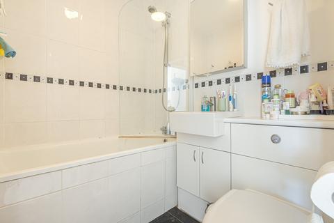 2 bedroom flat to rent, Kersfield Road Putney SW15