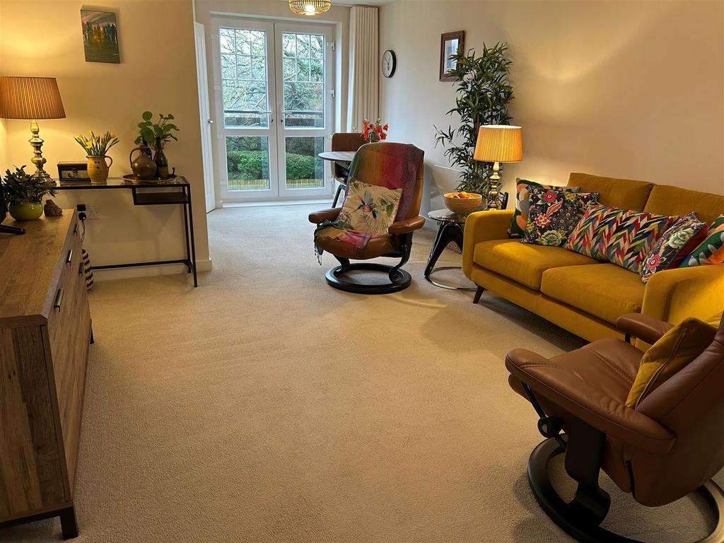 Living Room (2).jpg