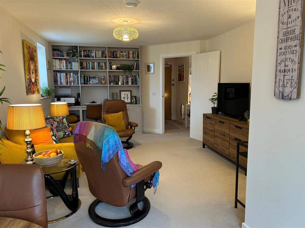 Living Room (4).jpg