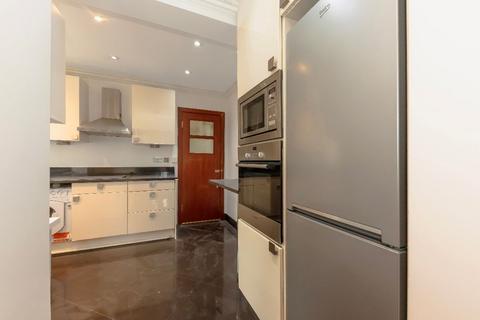 3 bedroom apartment to rent, Pembroke Road, W8