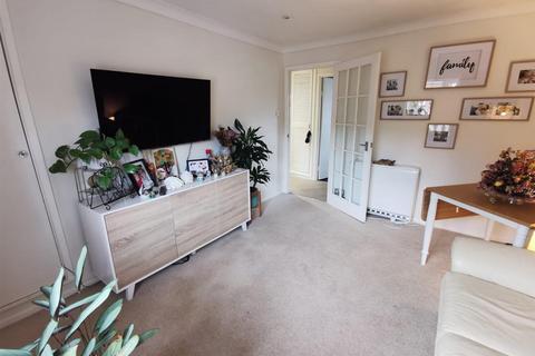 1 bedroom flat to rent, Austins Mead, Bovingdon, Hemel Hempstead