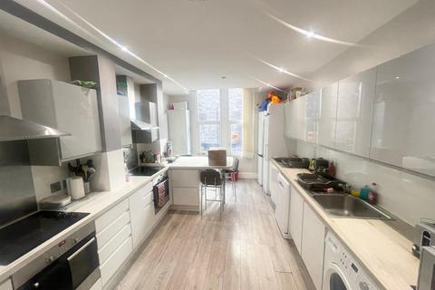 8 bedroom semi-detached house to rent, *£169pppw Including bills* Turret House, Lenton Boulevard, Nottingham