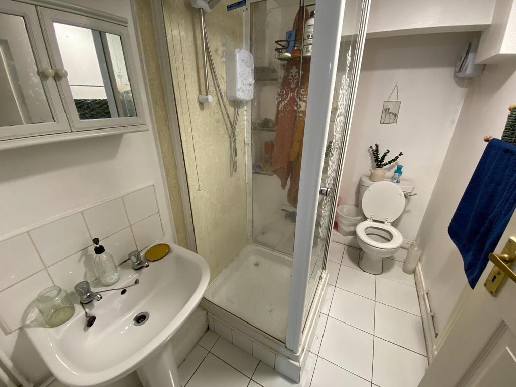 Flat A bathroom