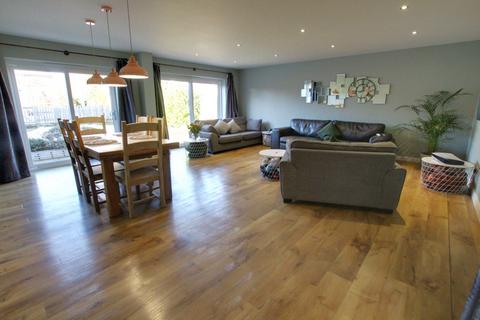 6 bedroom chalet for sale, Green Lane, Clanfield