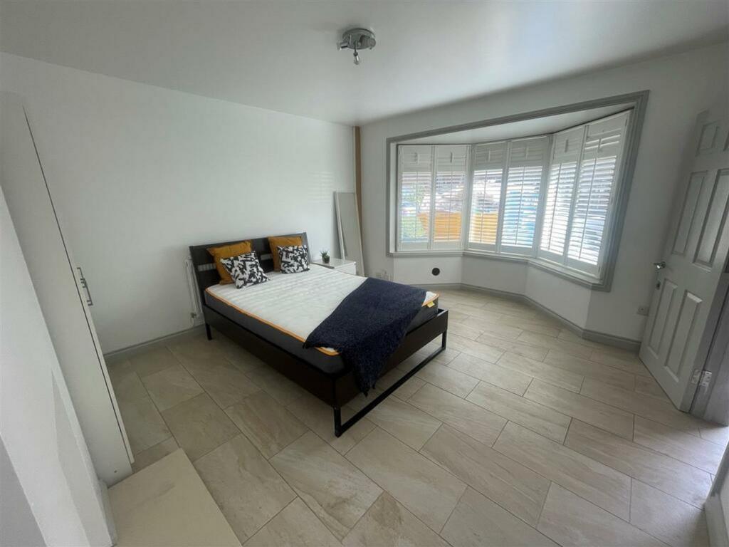 A spacious and bright large double bedroom feat...