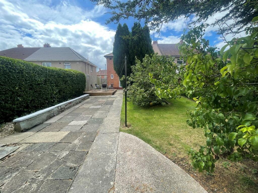 A spacious and well-maintained garden perfect f...