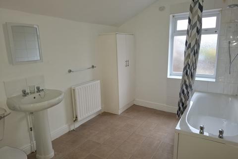 2 bedroom end of terrace house to rent, Haycroft Street, Grimsby