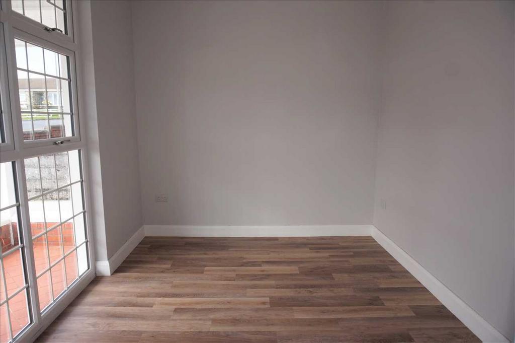 Front bedroom 1 :