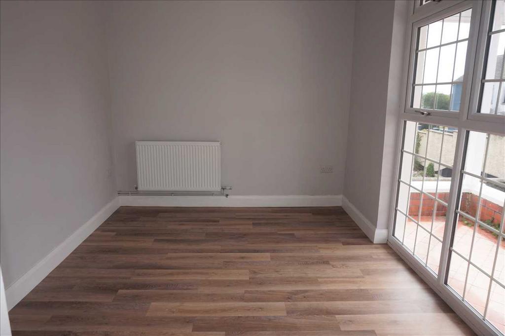 Front bedroom 2 :