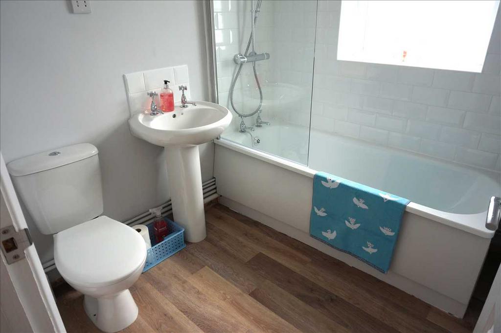 Family bathroom :
