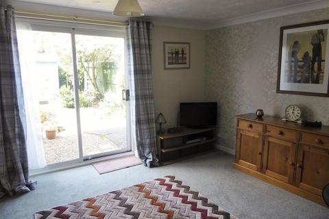 3 bedroom end of terrace house to rent, Redwing Close, Stanground, Peterborough