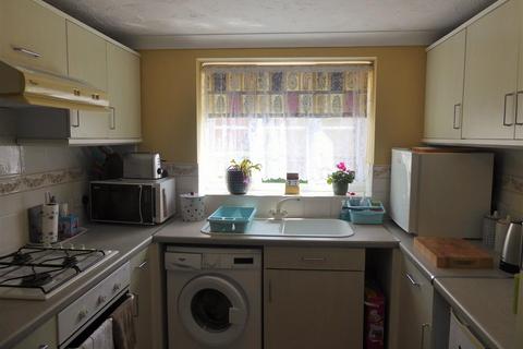 3 bedroom end of terrace house to rent, Redwing Close, Stanground, Peterborough