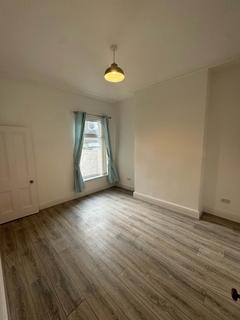 3 bedroom semi-detached house to rent, Kenyon Road, Liverpool