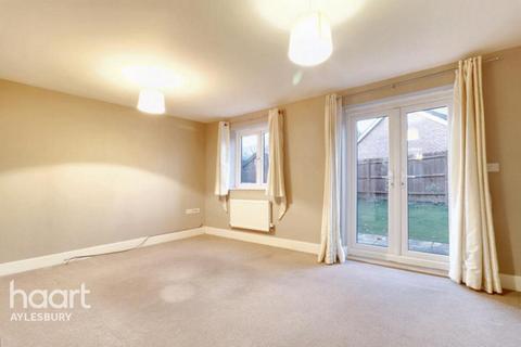 3 bedroom semi-detached house to rent, Lakeland Drive, Aylesbury