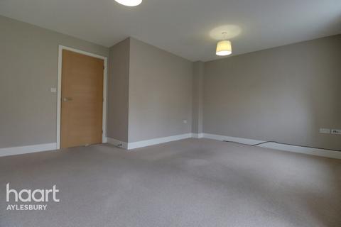 3 bedroom semi-detached house to rent, Lakeland Drive, Aylesbury