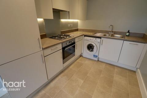 3 bedroom semi-detached house to rent, Lakeland Drive, Aylesbury