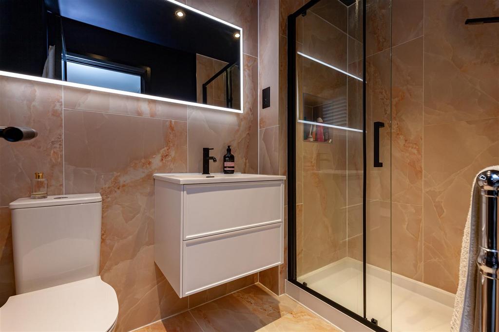 Master Bedroom - En Suite Shower Room.jpg