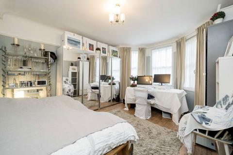 2 bedroom flat to rent, Bromyard Avenue, London W3