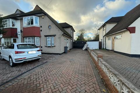 4 bedroom semi-detached house to rent, Camborne Way, Hounslow TW5