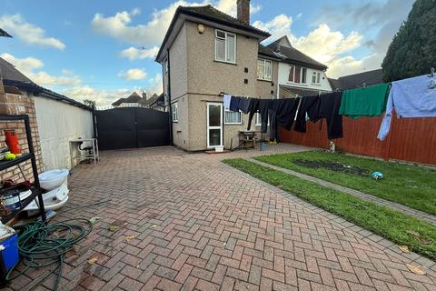 4 bedroom semi-detached house to rent, Camborne Way, Hounslow TW5