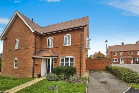 2 bedroom terraced house to rent, Hilton Close, Bedford MK42