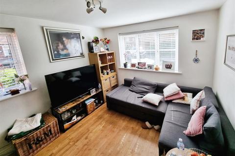 2 bedroom terraced house to rent, Hilton Close, Bedford MK42