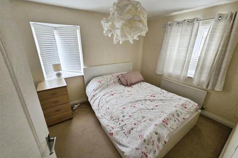 2 bedroom terraced house to rent, Hilton Close, Bedford MK42