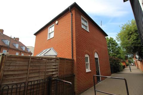 4 bedroom semi-detached house to rent, Station Road West, Canterbury