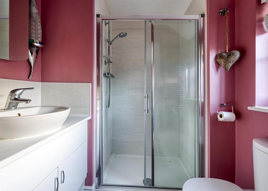 29 Bluebell Way-bed1 ensuite.jpg