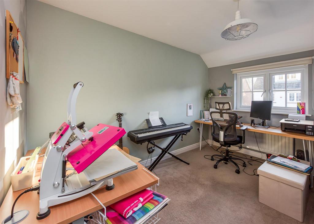 29 Bluebell Way-bed2.jpg