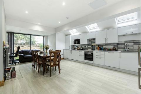 4 bedroom flat to rent, Racton Road, London SW6