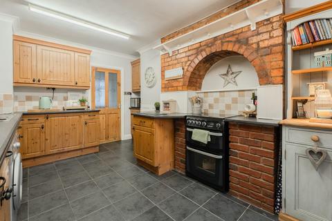 3 bedroom semi-detached house for sale, Greenhill Road, Upper Gornal