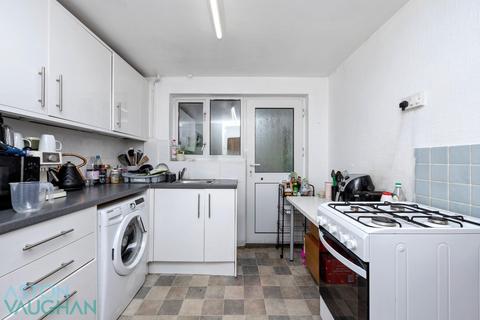 3 bedroom semi-detached house to rent, Thompson Road, Brighton BN1