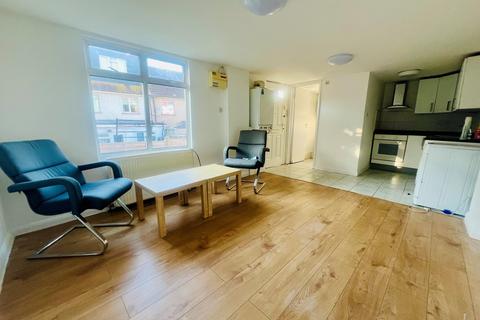 Studio to rent, 25 Clitterhouse Road, Cricklewood