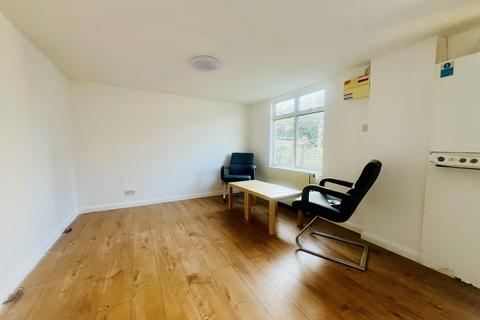 Studio to rent, 25 Clitterhouse Road, Cricklewood