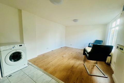 Studio to rent, 25 Clitterhouse Road, Cricklewood