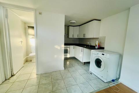 Studio to rent, 25 Clitterhouse Road, Cricklewood