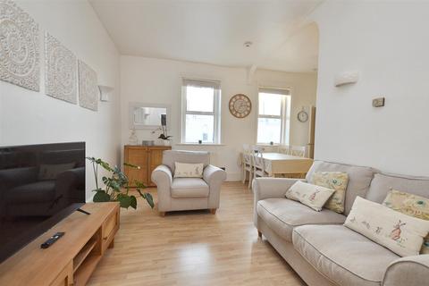 2 bedroom flat to rent, Jevington Gardens, Eastbourne