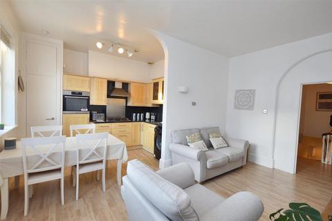 2 bedroom flat to rent, Jevington Gardens, Eastbourne