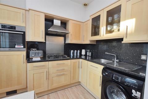 2 bedroom flat to rent, Jevington Gardens, Eastbourne