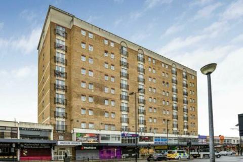 3 bedroom flat to rent, High Street, Hounslow TW3