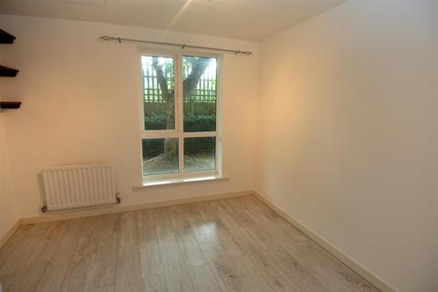 2 bedroom apartment to rent, Harrow Close, Addlestone KT15