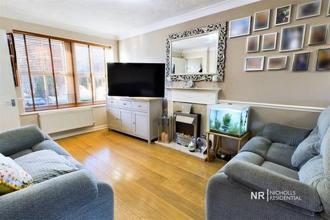 3 bedroom terraced house for sale, Hillier Place, Chessington, Surrey. KT9