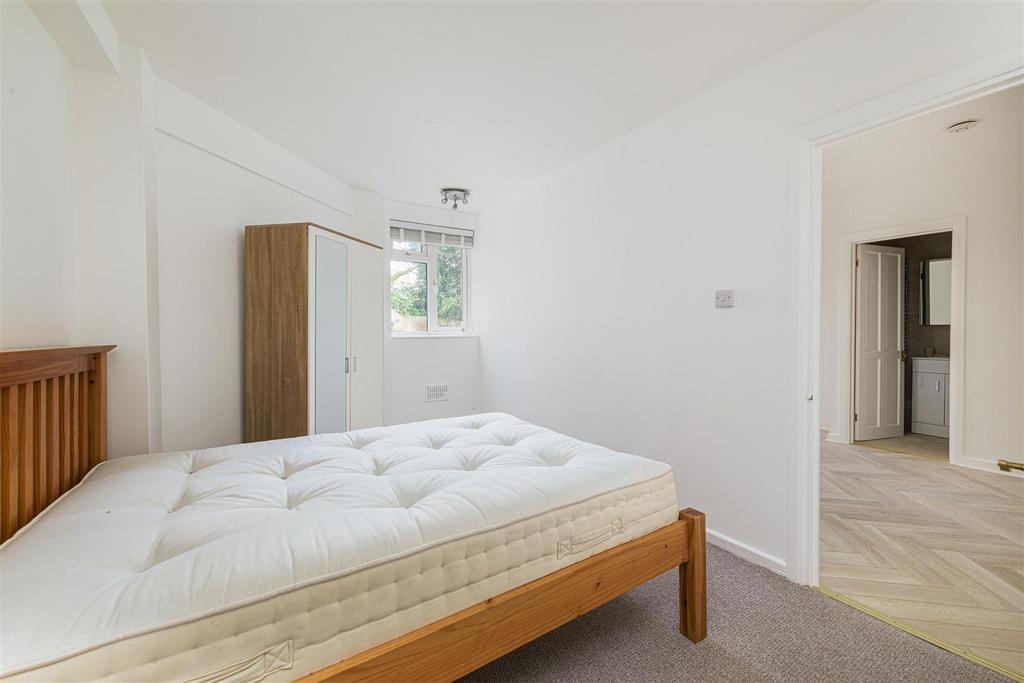 17 Harwood Ct Bed 2.jpg