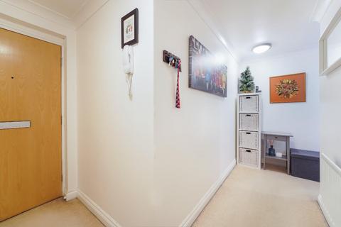 2 bedroom flat for sale, Brighton Road, Banstead