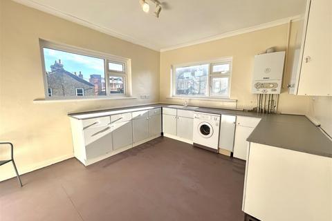 3 bedroom flat for sale, Leigh Hall Road, Leigh-On-Sea