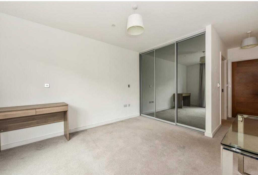 A spacious and well lit large double bedroom fe...